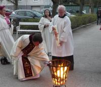 Ein Docht wird am Osterfeuer entzündet (Foto: PG)