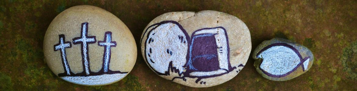 Steine mit Ostersymbolen