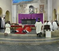 Die Priester legen sich auf den Boden, um sich vor Jesus am Kreuz klein zu machen (Foto: PG)