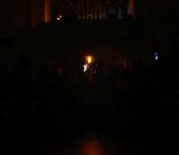 Die brennende Osterkerze wird in die dunkle Kirche getragen (Foto: PG)