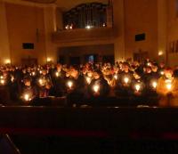 Das Licht der Osterkerze wird weitergegeben und erhellt die Kirche (Foto: PG)