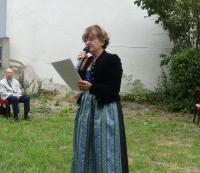Maria Reiser gibt die Lieder zum Mitsingen bekannt (Foto: PG)