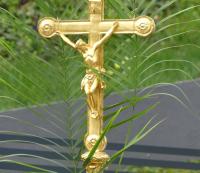 Das mit Palmzweigen geschmückte Kreuz (Foto: WG)