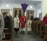 Das verhüllte Kreuz wird in den Altarraum gebracht (Foto: PG)